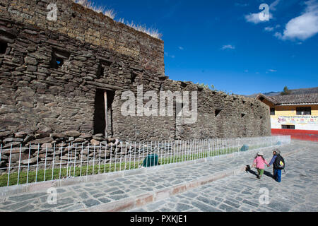 Le village de Choquecancha le long de l'Qapac-ñan dans la municipalité de Lares est dominé par une ancienne forteresse Inca Banque D'Images