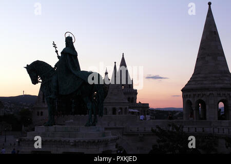 Silhouette de la statue de Saint Stephen montant un cheval au coucher du soleil Banque D'Images