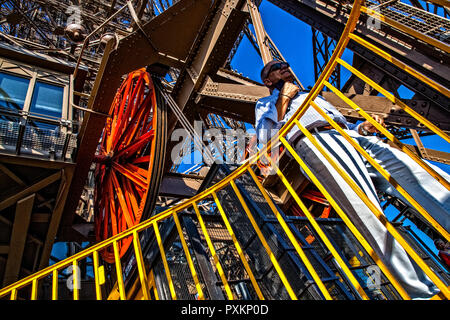 France Paris, l'ascenseur dans les roues de l'intérieur de la Tour Eiffel Banque D'Images