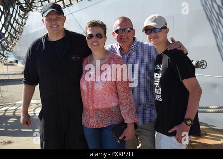 BOSTON (15 juin 2017) Apprenti Pompier Ethan Cape (extrême gauche), USS Whidbey Island (LSD 41)et natif de McMinnville, Oregon, retrouve ses parents, Lisa et le Tchad, et son jeune frère Grayson (extrême droite), le 15 juin. L'île de Whidbey et plus de 50 grands voiliers du monde entier participent à Sail Boston 2017, cinq jours de festival maritime dans le port de Boston. L'événement donne aux habitants de Boston l'occasion de voir de première main les dernières capacités des services de la mer d'aujourd'hui, ainsi que de l'expérience maritime history - passées et présentes. Boston est le seul port officiel aux États-Unis dans la R Banque D'Images