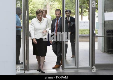 L'Honorable Marcy Kaptur, représentant des Etats-Unis, le 9e District de l'Ohio assiste à une parade au coucher du soleil accueil à l'égard des femmes dans le service militaire pour l'Amérique, Memorial Arlington, Va., le 13 juin 2017. Coucher de défilés ont lieu comme un moyen d'honorer les hauts fonctionnaires, les éminents citoyens et partisans du Marine Corps. Banque D'Images