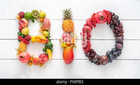 Le mot 'bio' écrit avec fruits colorés. Typographie faite à partir d'objets. Banque D'Images
