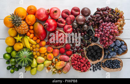 Les fruits, sélection de fruits sur lambris en bois blanc. Banque D'Images