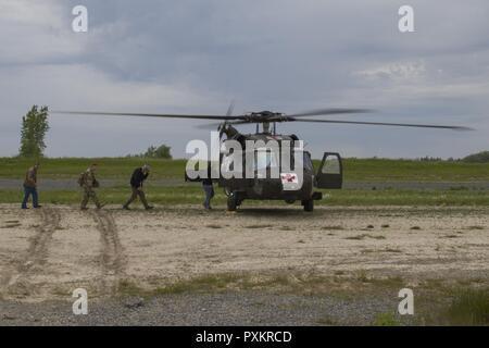 Visiteurs distingués, qui ont visité la 86e Infantry Brigade Combat Team (montagne) durant leur formation annuelle, bord d'un UH-60 Blackhawk de la Compagnie Charlie, 3e Bataillon, 126e Régiment d'aviation (Air Ambulance), Vermont, la Garde nationale à Fort Drum, N.Y., 15 juin 2017. Le Blackhawk volaient Vermont médias, les législateurs et les gardes d'avant en arrière du Vermont afin qu'ils puissent observer la 86e Infantry Brigade Combat Team (montagne) de la formation. Banque D'Images