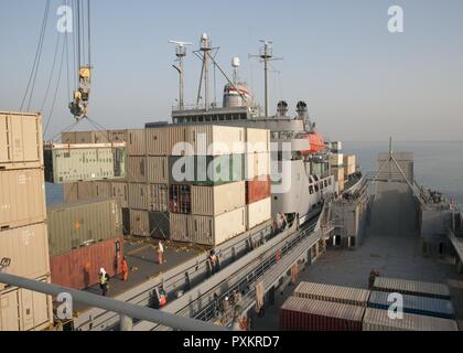 Le navire de commandement du transport maritime militaire de l'État Gem transfère un récipient pour l'Armée américaine à bord du navire de soutien logistique 5 motomarines (LSV-5), "Maj. Le général Charles P. Gross," au cours d'un transfert du fret dans les cours de l'exercice dans le golfe Persique, le 13 juin 2017. Les navires conteneurs déplacés d'un bateau à l'autre à l'aide de l'État Gem's Crane, afin de démontrer la capacité de support de maintien en VBV. Banque D'Images