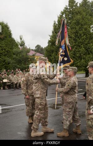 Soldats du 1er bataillon du 179ème régiment d'infanterie, 45e Infantry Brigade Combat Team se sont réunis aujourd'hui avec la famille, amis et invités de marque pour célébrer la carrière du commandant sortant, le Lieutenant-colonel Colby Wyatt, et bienvenue d'un nouveau commandant, le Major Adam Headrick, au cours d'une cérémonie de passation de commandement tenue au Centre de formation de combat de Yavoriv sur le maintien de la paix et la sécurité internationale, près de l'viv, Ukraine, le 17 juin. La 45e IBCT est déployée à l'Ukraine dans le cadre du Projet conjoint de formation Group-Ukraine multinationale, une coalition internationale dédiée à l'amélioration de la CCT à l'trai Banque D'Images