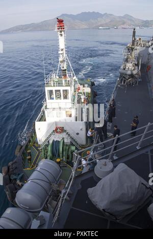 SUBIC BAY, République des Philippines (18 juin 2017) Conseil des pilotes de classe Arleigh Burke destroyer lance-missiles USS Sterett (DDG 104) à partir d'un remorqueur portuaire que le navire passe à Subic Bay aux Philippines, République de port pour une visite. Sterett fait partie du groupe d'action de Surface Sterett-Dewey et est le troisième déploiement groupe opérant sous le commandement et le contrôle construire appelée 3e Flotte de l'avant. 3ème américain d'exploitation de la flotte de l'avant offre des options supplémentaires pour le commandant de la Flotte du Pacifique en mettant à profit les capacités des 3e et 7e flottes. Banque D'Images