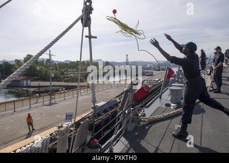 SUBIC BAY, République des Philippines (18 juin 2017) Les marins à bord de la classe Arleigh Burke destroyer lance-missiles USS Sterett (DDG 104) jettent les amarres à mesure que le navire arrive à Subic Bay aux Philippines, République de port pour une visite. Sterett fait partie du groupe d'action de Surface Sterett-Dewey et est le troisième déploiement groupe opérant sous le commandement et le contrôle construire appelée 3e Flotte de l'avant. 3ème américain d'exploitation de la flotte de l'avant offre des options supplémentaires pour le commandant de la Flotte du Pacifique en mettant à profit les capacités des 3e et 7e flottes. Banque D'Images