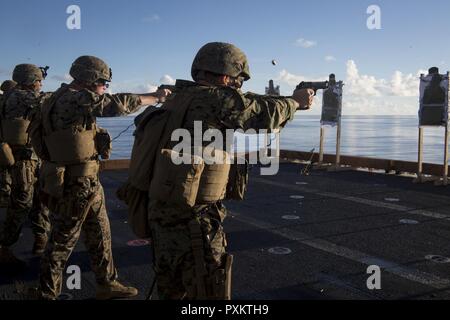 Bataillon de logistique de combat des marines avec 31 Fire M1911 calibre .45-formation au tir lors de pistolets à bord du USS Bonhomme Richard (DG 6), le 15 juin 2017. Bec-31 est affecté en permanence à la 31e MEU et fournit un soutien à tous les éléments de la MEU. La 31e MEU partenaires avec l'Escadron amphibie de la Marine 11 pour former la composante amphibie du Bonhomme Richard Expeditionary Strike Group. La 31e MEU et PHIBRON 11 s'associent pour proposer une approche cohérente de l'équipe bleu-vert capable d'accomplir une variété de missions dans l'Indo-Asia-région du Pacifique. Banque D'Images