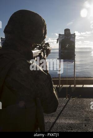 Lance le Cpl. S'Bunch, un policier militaire du bataillon logistique de combat avec 31, une carabine M4 pendant l'entraînement à bord du USS Bonhomme Richard (DG 6), le 15 juin 2017. Bec-31 est affecté en permanence à la 31e MEU et fournit un soutien à tous les éléments de la MEU. La 31e MEU partenaires avec l'Escadron amphibie de la Marine 11 pour former la composante amphibie du Bonhomme Richard Expeditionary Strike Group. La 31e MEU et PHIBRON 11 s'associent pour proposer une approche cohérente de l'équipe bleu-vert capable d'accomplir une variété de missions dans l'Indo-Asia-région du Pacifique. Banque D'Images