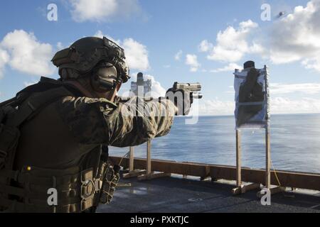 Le s.. Cody Fazio, un marine de reconnaissance avec la 31e Marine Expeditionary Force de l'unité de peloton de reconnaissance (PRF), les incendies un M1911 .45-formation au tir du pistolet de calibre durant à bord du USS Bonhomme Richard (DG 6), le 15 juin 2017. Le PRF et le peloton de reconnaissance amphibie forme la 31e MEU's Maritime de la Force de Raid, qui se spécialise dans les opérations de reconnaissance à partir de la mer. La 31e MEU partenaires avec l'Escadron amphibie de la Marine 11 pour former la composante amphibie du Bonhomme Richard Expeditionary Strike Group. La 31e MEU et PHIBRON 11 s'associent pour proposer une approche cohérente blue Banque D'Images