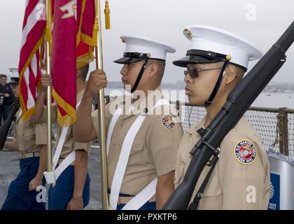 BOSTON (17 juin 2017) l'école secondaire anglaise Lynn Junior Marine Reserve Officer Training Corps présente les couleurs lors d'une cérémonie à bord du USS Whidbey Island (LSD 41) pour le défilé de voiles au cours de voile 2017 de Boston. USS Whidbey Island (LSD 41) et plus de 50 grands voiliers du monde entier participent à Sail Boston 2017, cinq jours de festival maritime dans le port de Boston. L'événement donne aux habitants de Boston l'occasion de voir de première main les dernières capacités des services de la mer d'aujourd'hui, ainsi que de l'expérience maritime history - passées et présentes. Banque D'Images