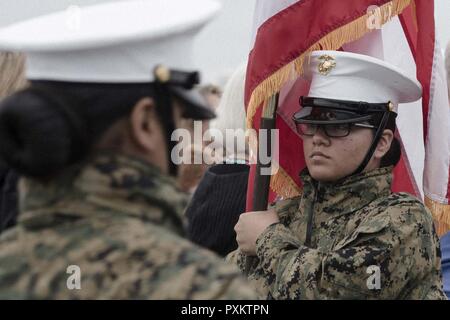 BOSTON (17 juin 2017) Junior Marine Reserve Officer Training Corps Cadet Leslie majeur Chinchilla, un étudiant de Lynn English High School, défilés les couleurs lors d'une cérémonie à bord du USS Whidbey Island (LSD 41) pour le défilé de voiles au cours de voile 2017 de Boston. USS Whidbey Island (LSD 41) et plus de 50 grands voiliers du monde entier participent à Sail Boston 2017, cinq jours de festival maritime dans le port de Boston. L'événement donne aux habitants de Boston l'occasion de voir de première main les dernières capacités des services de la mer d'aujourd'hui, ainsi que de l'expérience maritime history - passées et présentes. Banque D'Images