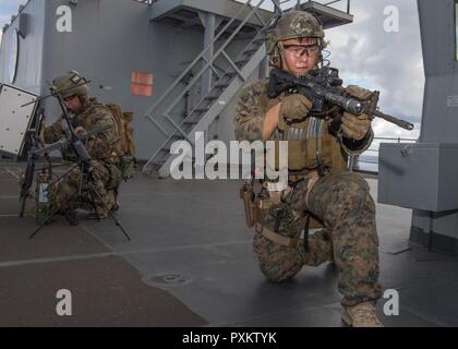 3 MER DES PHILIPPINES (15 juin 2017) Marines affectés au peloton de reconnaissance amphibie (ARP), joint à la 31e unité expéditionnaire de Marines et s'est lancé dans le navire d'assaut amphibie USS Bonhomme Richard (DG 6), régler les communications au cours d'une visite, un conseil, une perquisition et saisie (VBSS) exercice sur le quai de débarquement amphibie USS Ashland (LSD 48). Ashland, partie du Bonhomme Richard, groupe expéditionnaire fonctionne en Indo-Asia-région du Pacifique pour améliorer les partenariats et être une force de réaction pour prêt à tout type d'imprévus. Banque D'Images