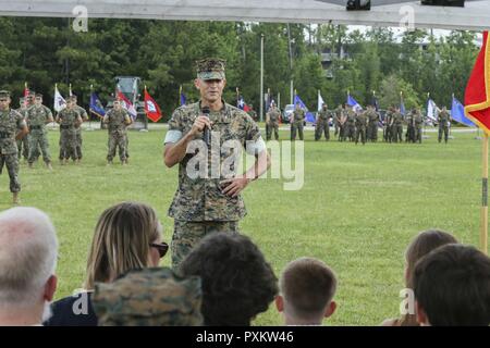 Le colonel du Corps des Marines américain Andrew M. Niebel, commandant de régiment, de l'Administration centrale, 2e Marine Logistics Group, prend la parole à l'bataillon logistique de combat 22 Cérémonie de passation de commandement à Soifert sur champ Camp Lejeune, N.C., 16 juin 2017. Au cours de la cérémonie, le Lieutenant-colonel Todd B. Sanders a cédé le commandement au Lieutenant-colonel Sean P. Mullen. Banque D'Images