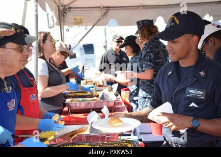 BOSTON (15 juin 2017) l'USO organise un déjeuner-barbecue pour les marins et soldats fournis par Texas Roadhouse que p[art de Sail Boston 2017, 15 juin. USS Whidbey Island (LSD 41) et plus de 50 grands voiliers du monde entier participent à Sail Boston 2017, cinq jours de festival maritime dans le port de Boston. L'événement donne aux habitants de Boston l'occasion de voir de première main les dernières capacités des services de la mer d'aujourd'hui, ainsi que de l'expérience maritime history - passées et présentes. Banque D'Images