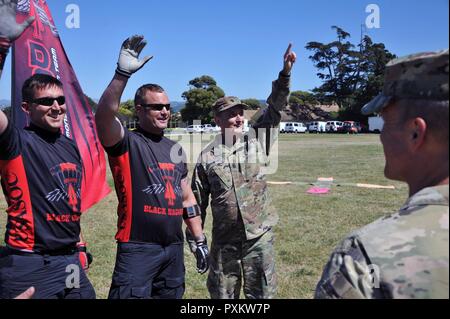 Le Sgt commande. Le major David Davenport, l'enrôle senior leader pour la U.S. Army Training and Doctrine Command, les vagues avec le commandement des opérations spéciales de l'armée américaine équipe de démonstration de parachutisme de poignards noir après leur saut dans le Presidio de Monterey, Californie, pour la résilience jour 16 Juin. Davenport a voyagé à travers l'TRADOC durant la semaine de la 242ème anniversaire de l'armée américaine et conclu à Monterey, où il a parlé de développement sous-officier et la Defense Language Institute Foreign Language Center dans le rôle futur de l'Armée de l'échéancier 2025-2050 et au-delà. Banque D'Images