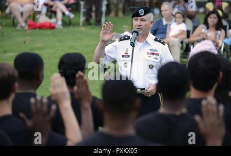 Le major général de l'armée américaine, Bo Dyess les capacités de l'Armée commandant du Centre d'intégration, les questions le serment d'enrôlement à 35 recrues de l'Armée de l'armée au cours de la 242e anniversaire de la musique sous les étoiles concert at Joint Base Langley-Eustis, en Virginie, le 15 juin 2017. La soirée, qui comprenait une cérémonie de banderoles et une musique sous les étoiles performance par la U.S. Army Training and Doctrine Command Band, a fait venir un proche de la célébrations de la semaine de l'anniversaire. Banque D'Images