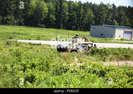 Des soldats à Fort McCoy pour le gardien de l'exercice de la Justice sur les opérations sur le terrain au nord Post le 7 juin 2017, à Fort McCoy, Wisconsin Guardian La justice est un exercice de la réserve de l'armée qui développe et soutient un soldat de la police militaire les compétences techniques en se concentrant sur l'internement et les opérations de réinstallation, qui est l'un des cinq fonctions doctrinales de la police militaire. L'exercice aborde également les opérations de détenu, luxation de l'opérations civiles, de la population et le contrôle des ressources, et l'armée américaine prisonnier de la manutention. L'exercice a débuté à Fort McCoy au début de juin. Banque D'Images