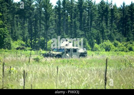 Des soldats à Fort McCoy pour le gardien de l'exercice de la Justice sur les opérations sur le terrain au nord Post le 7 juin 2017, à Fort McCoy, Wisconsin Guardian La justice est un exercice de la réserve de l'armée qui développe et soutient un soldat de la police militaire les compétences techniques en se concentrant sur l'internement et les opérations de réinstallation, qui est l'un des cinq fonctions doctrinales de la police militaire. L'exercice aborde également les opérations de détenu, luxation de l'opérations civiles, de la population et le contrôle des ressources, et l'armée américaine prisonnier de la manutention. L'exercice a débuté à Fort McCoy au début de juin. Banque D'Images