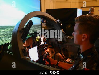 Lester cadets Dewalt, Civil Air Patrol, des cadets de l'accent au cours d'une simulation de vol à Laughlin Air Force Base, Texas, le 14 juin 2017. Dewalt faisait partie d'une classe de 30 élèves-officiers qui ont assisté à une formation de pilote d'une semaine d'immersion. Partie du cours couverts simulation de vol, les cadets qui ont passé deux jours de formation sur l'utilisation des simulateurs de même les pilotes Laughlin. Banque D'Images