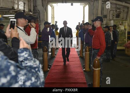 MAYPORT, Floride (7 juin 2017) Florida Gov. Rick Scott passe par sideboys arc-en-ciel comme il arrive à bord du navire d'assaut amphibie USS Iwo Jima (DG 7). Gov. Scott a visité le Mémorial Iwo Jima pour présenter la Médaille du Mérite de la Floride à l'Aviation maître de Manœuvre (fossiles) 3e classe Andrew Miller et David Airman Barba, qui ont fourni de l'aide aux victimes de l'attentat de Times Square le 18 mai. Banque D'Images