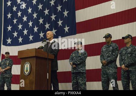 MAYPORT, Floride (7 juin 2017) Florida Gov. Adresse Rick Scott l'équipage du navire d'assaut amphibie USS Iwo Jima (DG 7) pendant un appel mains libres. Gov. Scott a visité le Mémorial Iwo Jima pour présenter la Médaille du Mérite de la Floride à l'Aviation maître de Manœuvre (fossiles) 3e classe Andrew Miller et David Airman Barba, qui ont fourni de l'aide aux victimes de l'attentat de Times Square le 18 mai. Banque D'Images