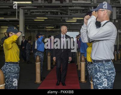 MAYPORT, Floride (7 juin 2017) Florida Gov. Rick Scott passe par sideboys arc-en-ciel comme il quitte le navire d'assaut amphibie USS Iwo Jima (DG 7) après un appel mains libres. Gov. Scott a visité le Mémorial Iwo Jima pour présenter la Médaille du Mérite de la Floride à l'Aviation maître de Manœuvre (fossiles) 3e classe Andrew Miller et David Airman Barba, qui ont fourni de l'aide aux victimes de l'attentat de Times Square le 18 mai. Banque D'Images