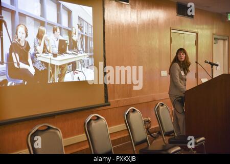 4 Portland, Oregon (8 juin 2017) Heidi Sipe, surintendant du district scolaire d'Umatilla, prend la parole à un déjeuner des surintendants de l'université de Portland Portland Rose Festival lors de la Fleet Week 2017. La Confédération de l'Oregon d'administrateurs scolaires accueillir cet événement, qui se veut une discussion ouverte entre Portland Area School Superintendents, chefs d'entreprises, et les chefs militaires sur les efforts conjoints pour améliorer l'éducation des jeunes. Le festival de Portland et la Fleet Week sont une célébration de la mer avec des services marins, marines, et des Gardes Côtes des États-Unis et du Canada faisant de la ville un port de Banque D'Images