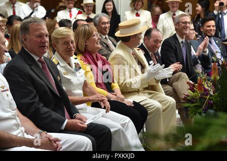 1 Portland, Oregon (8 juin 2017) Vice-amiral. Nora Tyson, commandant du 3e Flotte, assiste à la soeur du Maire Ville Réception tenue à l'Hôtel de ville de Portland Portland Rose Festival lors de la Fleet Week 2017. Le festival de Portland et la Fleet Week sont une célébration de la mer avec des services marins, marines, et des Gardes Côtes des États-Unis et du Canada faisant de la ville un port d'escale. Banque D'Images