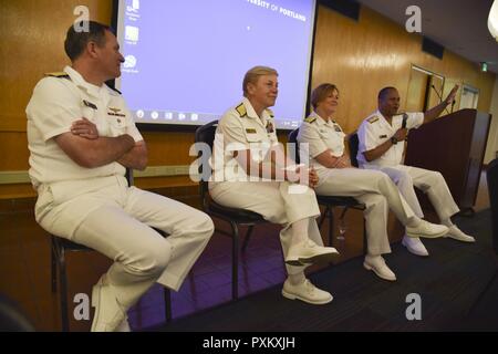 3 Portland, Oregon (8 juin 2017) Arrière Adm. Marcus Hitchcock, commandant du groupe aéronaval, 3 (de gauche à droite), Vice-amiral. Nora Tyson, commandant du 3e Flotte, Adm arrière. Dawn Cutler, chef de la Marine, de l'information et à l'arrière Adm. Gary Mayes, commandant de la Marine, au nord-ouest de la région, répondre à des questions à partir de la région de Portland surintendances des écoles et des chefs d'entreprise, à un petit-déjeuner Les directeurs s'est tenue à l'université de Portland Portland Rose Festival lors de la Fleet Week 2017. Le festival de Portland et la Fleet Week sont une célébration de la mer avec des services marins, marines, et gardes côte de l'U Banque D'Images