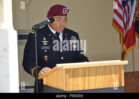 Le major Owen Vazquez, aumônier de la 173e Brigade aéroportée, donne l'invocation lors de la salle à manger du dévouement à la Caserma Ederle, Vicenza, Italie, 8 juin 2017. La salle centrale a été renommée en l'honneur du 1er Sgt. Michael Curry, tué au combat le 23 juillet 2007, tout en servant en tant que 1er Sgt. de société Delta, 1er Bataillon, 503e Régiment d'infanterie, 173e Brigade aéroportée. Banque D'Images