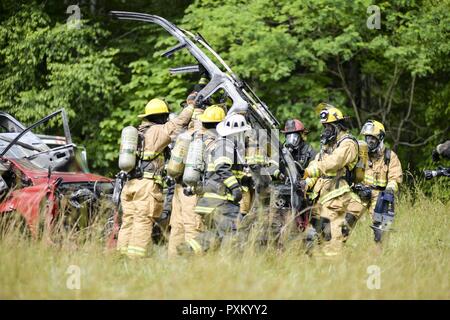 La Garde nationale de Caroline du Nord et de l'Air Guard recherche pompiers grâce à l'épave au cours d'exercices de simulation pour l'opération de vigilance dans la forêt d'État Catamount Dupont le 8 juin 2017. L'opération de vigilance (Catamount OEV) est un programme conjoint et civils des opérations nationales et régionales NCNG la sécurité intérieure de l'exercice. Banque D'Images