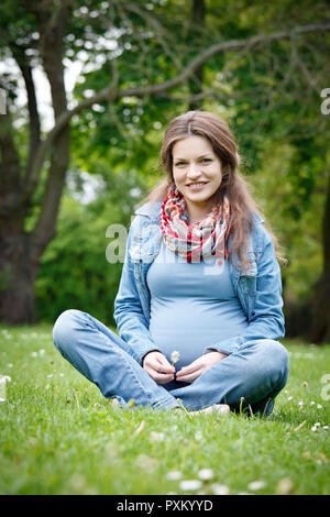Belle femme enceinte dans le parc Banque D'Images