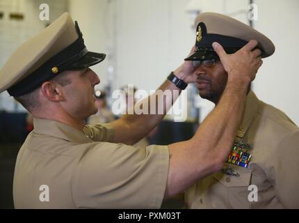 2 Norfolk, en Virginie (9 juin 2017)- Chef mécanicien Christopher Bramlett, attribué à l'avenir USS Gerald R. Ford (CVN 78), est couvert par le maître chef machiniste 4400 Jeremy Douglas lors d'une le maître de cérémonie l'épinglage à bord de Ford. Ford avait 15 Premier maître sélectionné pour le grade de le maître de 1er juin. Banque D'Images