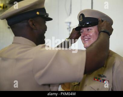 8 Norfolk, en Virginie (9 juin 2017)- chef-électricien (nucléaire) Tony Larison, attribué à l'avenir USS Gerald R. Ford (CVN 78), est couvert par le maître chef machiniste 4400 O.J. Miller lors d'un le maître de cérémonie l'épinglage à bord de Ford. Ford avait 15 Premier maître sélectionné pour le grade de le maître de 1er juin. Banque D'Images