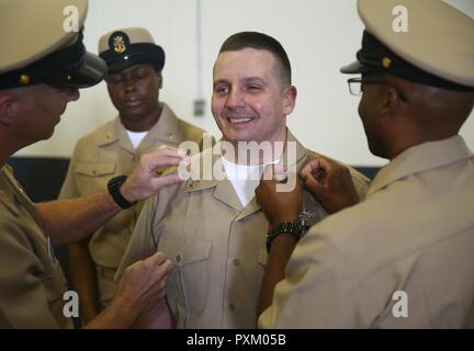 0 Norfolk, en Virginie (9 juin 2017)- Chef Eric Schrotberger Controlman Incendie, attribué à l'avenir USS Gerald R. Ford (CVN 78), est accrochée à son grade actuel par Master Chief Fire Controlman Anthony Colliver et Master Chief Lemelle lors d'un le maître de cérémonie l'épinglage à bord de Ford. Ford avait 15 Premier maître sélectionné pour le grade de le maître de 1er juin. Banque D'Images