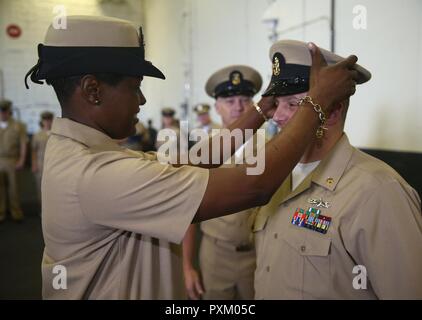 1 Norfolk, en Virginie (9 juin 2017)- Chef Eric Schrotberger Controlman Incendie, attribué à l'avenir USS Gerald R. Ford (CVN 78), est couvert par le Maître Technicien de systèmes d'information en chef Pamela White lors d'une le maître de cérémonie l'épinglage à bord de Ford. Ford avait 15 Premier maître sélectionné pour le grade de le maître de 1er juin. Banque D'Images