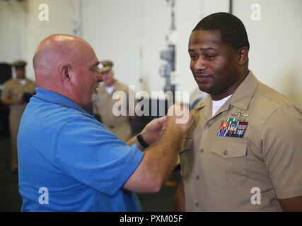 4 Norfolk, en Virginie (9 juin 2017)- chef militaire du navire Vernon Solomon Jr., attribué à l'avenir USS Gerald R. Ford (CVN 78), est accrochée à son grade actuel par Master Chief Carter (retraité) au cours d'une le maître de cérémonie l'épinglage à bord de Ford. Ford avait 15 Premier maître sélectionné pour le grade de le maître de 1er juin. Banque D'Images