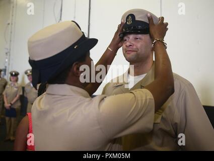 2 Norfolk, en Virginie (9 juin 2017)- Chef Technicien en systèmes d'information Jullian Wimbush, attribué à l'avenir USS Gerald R. Ford (CVN 78), est couvert par le Maître Technicien de systèmes d'information en chef Pamela White lors d'une le maître de cérémonie l'épinglage à bord de Ford. Ford avait 15 Premier maître sélectionné pour le grade de le maître de 1er juin. Banque D'Images