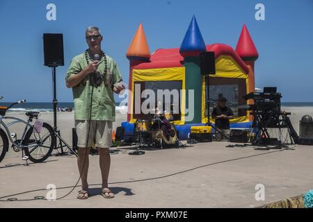 Le Capitaine Jonathan Wilcox, le commandant du 1er Bataillon de Bureau médical, 1er Groupe Logistique Maritime, donne un discours devant les Marines et les marins qui fréquentent le 1er Bataillon Médical Luau et des îles du Pacifique fête le Camp Pendleton, en Californie, le 9 juin 2017. L'événement s'est tenu à réunir les Marines et les marins du 1er Bataillon Médical et célébrer le mois des îles du Pacifique. Banque D'Images