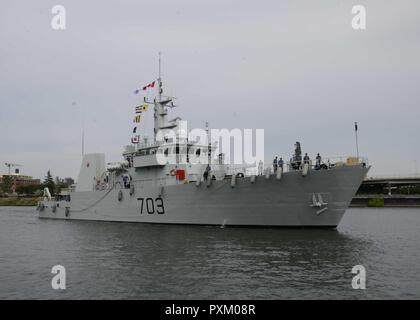 PORTLAND, OREGON (7 juin 2017) La marine royale canadienne de patrouille de classe Kingston navire NCSM Edmonton (MM 703) transits la rivière Willamette à Portland Rose Festival et la Fleet Week à Portland, Ore., 7 juin. Le festival de Portland et la Fleet Week sont une célébration de la mer avec des services marins, marines et de membres de la Garde côtière des États-Unis et du Canada faisant de la ville un port d'escale. Banque D'Images