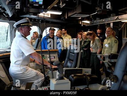 PORTLAND (Orégon, 9 juin 2017) Le Cmdr. David W. Walton, Jr., directeur général de USS Jackson (LCS 6), effectue une visite de son navire pour les membres du Bureau de gestion des terres, Forestry Service des États-Unis, l'Environmental Protection Agency, et U.S. Fish and Wildlife, au cours d'une agence partenaire de l'événement de sensibilisation à Portland, Orégon, pendant la semaine de festival de Rose. Le festival de Portland et la Fleet Week sont une célébration de la mer avec des services marins, marines, et les membres de la Garde côtière des États-Unis et du Canada faisant de la ville un port d'escale. Banque D'Images