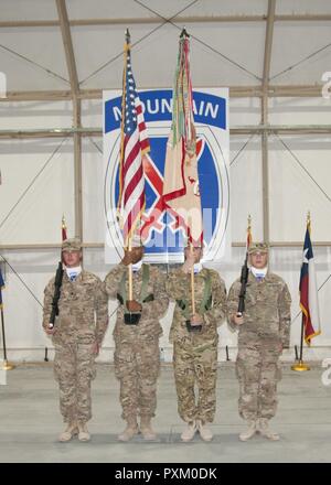 Les soldats de la 548ème Bataillon de soutien au maintien en puissance de combat Color Guard au garde à vous lors de la cérémonie de passation de commandement au camp Buehring, le Koweït, le 5 juin 2017. Le lieutenant-colonel Anthony L. Wilson Sr. remplace le Lieutenant-colonel Douglas C. Thompson, le commandant de bataillon. La 548ème SCBS mène des opérations de soutien dans tout le Moyen-Orient, fournissant des produits et des services à l'appui de l'opération Bouclier spartiate et de fonctionnement inhérents à résoudre. Banque D'Images