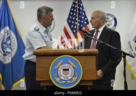 Vice-amiral. Karl L. Shultz, la Garde côtière de l'Atlantique, commandant, grâce Ministère de secrétaire à la sécurité intérieure, John Kelly pour visiter la région de l'Atlantique de la Garde côtière canadienne et le personnel du district de cinquième, le vendredi, 9 juin 2017, dans l'immeuble fédéral à Portsmouth Portsmouth, Virginia. Au cours de sa visite, Kelly a reconnu des équipes pour leurs réalisations et a parlé de sa vision de DHS. Banque D'Images