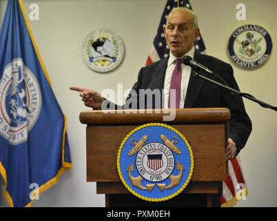 Ministère de la secrétaire à la sécurité intérieure, John Kelly de la Garde côtière de l'Atlantique, visites et cinquième le personnel de district dans le bâtiment fédéral de Portsmouth à Portsmouth, en Virginie, le vendredi, 9 juin 2017. Au cours de sa visite, Kelly a parlé de l'importance de reconnaître les réalisations et l'importance d'un leadership fort au sein du DHS. Banque D'Images