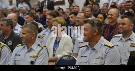Vice-amiral. Karl L. Shultz (droit devant), la Garde côtière de l'Atlantique, commandant, à l'écoute de Ministère de la secrétaire à la sécurité intérieure, John Kelly parle de garde côtière de l'Atlantique et le personnel du district de cinquième, le vendredi, 9 juin 2017, dans l'immeuble fédéral à Portsmouth Portsmouth, Virginia. Schultz a remercié plus tard Kelly pour partager sa philosophie de leadership et de reconnaître le travail effectué par la Garde côtière. Banque D'Images