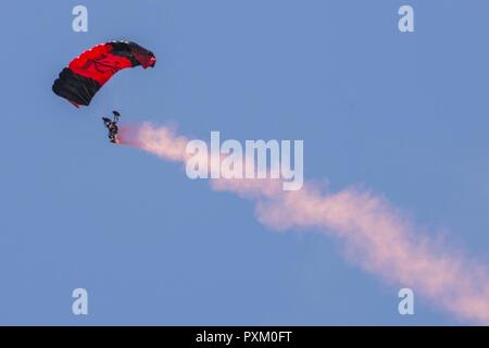 Les membres du Black de poignards, le commandement des opérations spéciales de l'armée américaine de l'équipe de démonstration de parachutisme, effectuer les acrobaties au cours de Scott Air Force Base, 2017 Spectacle aérien et Open House 9 juin, qui célèbre le 100e anniversaire de la base. Les poignards noire utilisez la variante militaire du ram-air parachute, qui est un planeur à aile souple. Ceci permet à un parachutiste en chute libre la possibilité de passer avec plus de 100 livres de matériel supplémentaire. Banque D'Images