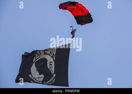 Les membres du Black de poignards, le commandement des opérations spéciales de l'armée américaine de l'équipe de démonstration de parachutisme, effectuer les acrobaties au cours de Scott Air Force Base, 2017 Spectacle aérien et Open House 9 juin, qui célèbre le 100e anniversaire de la base. Les poignards noire utilisez la variante militaire du ram-air parachute, qui est un planeur à aile souple. Ceci permet à un parachutiste en chute libre la possibilité de passer avec plus de 100 livres de matériel supplémentaire. Banque D'Images