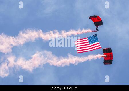 Les membres du Black de poignards, le commandement des opérations spéciales de l'armée américaine de l'équipe de démonstration de parachutisme, effectuer les acrobaties au cours de Scott Air Force Base, 2017 Spectacle aérien et Open House 9 juin, qui célèbre le 100e anniversaire de la base. Les poignards noire utilisez la variante militaire du ram-air parachute, qui est un planeur à aile souple. Ceci permet à un parachutiste en chute libre la possibilité de passer avec plus de 100 livres de matériel supplémentaire. Banque D'Images